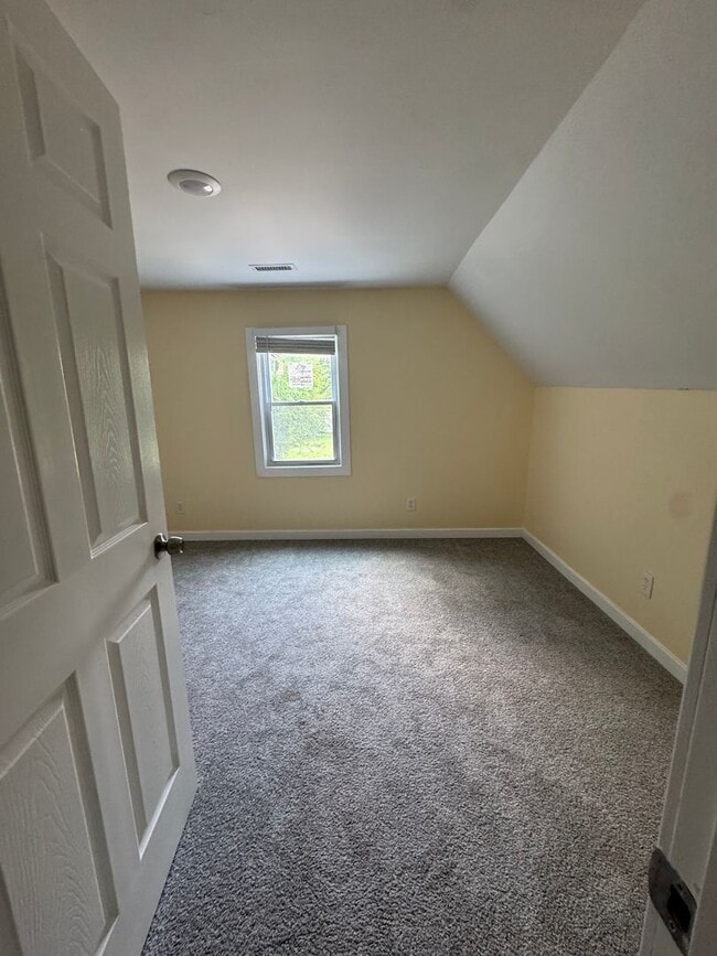 Building Photo - 4 bedroom newly renovated home, Near Downt...