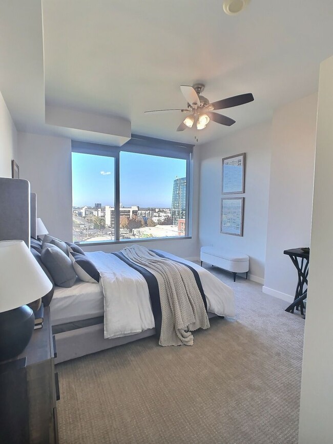 Building Photo - Gorgeous 1 Bedroom Condo at Axis with Den