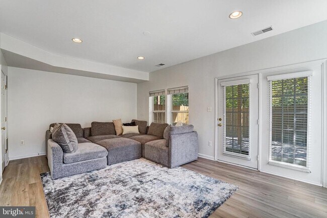 Building Photo - 8535 Wyngate Manor Ct