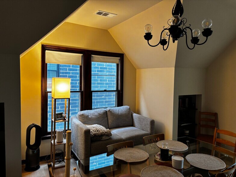 Building Photo - 3351 N Kenmore Ave