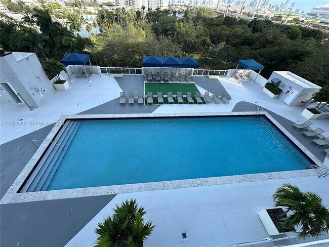 Building Photo - 1861 NW S River Dr