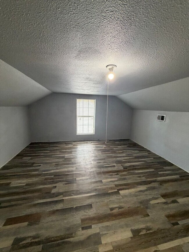 Building Photo - 3 Bedroom, 1 Bathroom Single-Family Home – Fort Worth, TX 76105