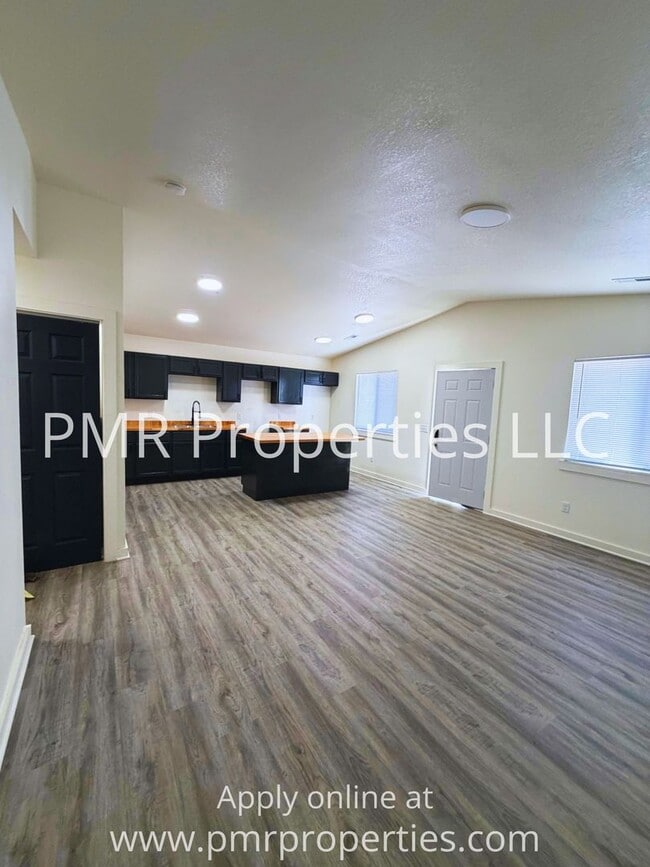 Building Photo - 909 S 15th St