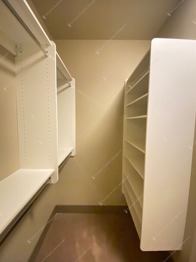 Building Photo - Designer-Finished Townhome Near COCC & NWX