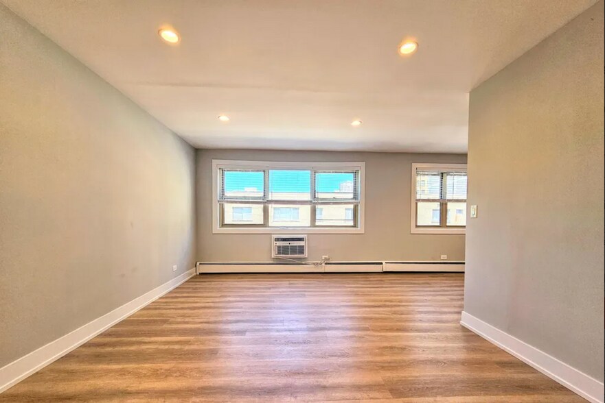Building Photo - 531 W Aldine Ave
