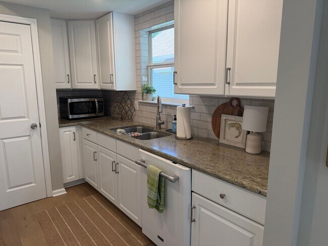 Building Photo - 10 Cobblestone Ct