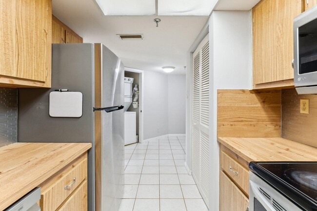 Building Photo - 6463 La Costa Dr