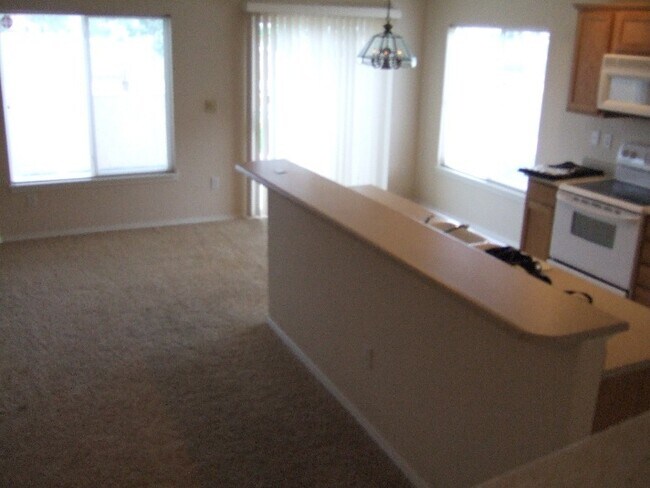 Building Photo - 3 Bedroom End Unit Townhome