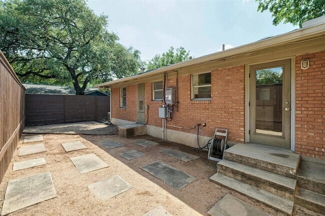 Building Photo - 707 Josephine St