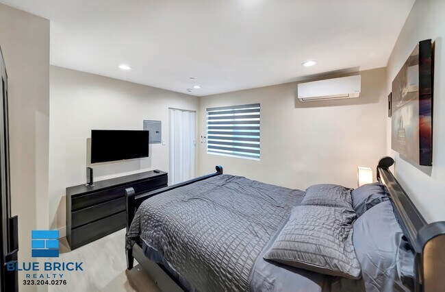 Building Photo - 5843 Vanalden Ave