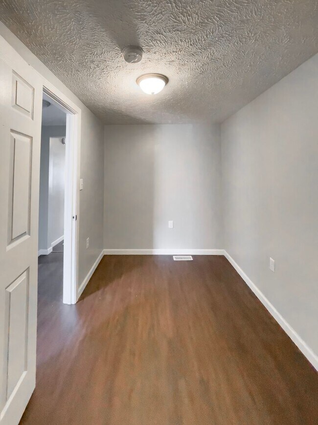 Building Photo - PRELEASING for AUGUST! 5 Bedroom, 3 Bathroom Home Close to Campus: In-Unit Washer and Dryer