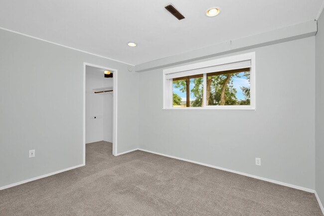 Building Photo - 17145 NE 5th Pl