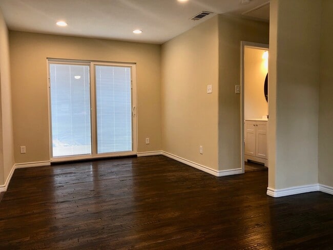 Building Photo - 2 Bedrooms - 1 Bathroom - LARGE Backyard!