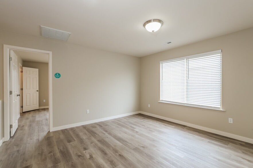 Building Photo - 485 River Way