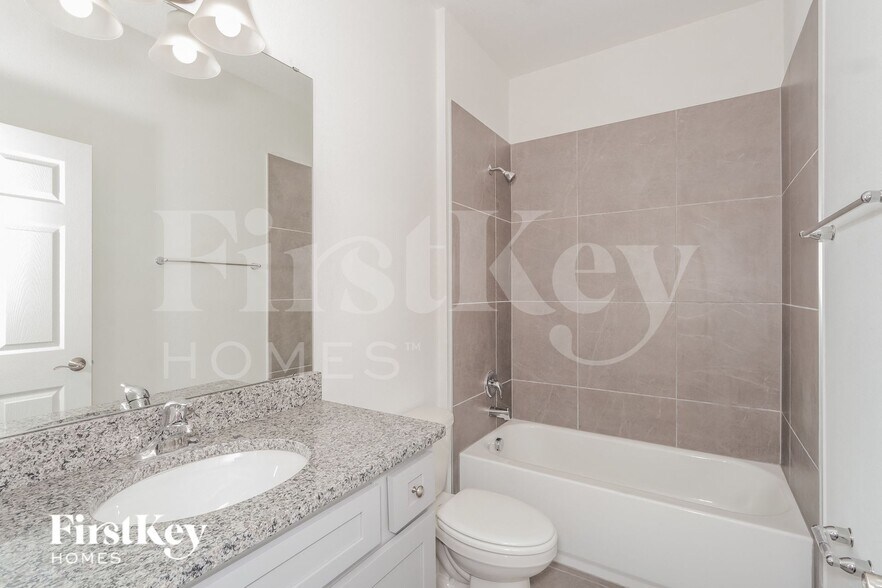 Building Photo - 303 Corbel Ln