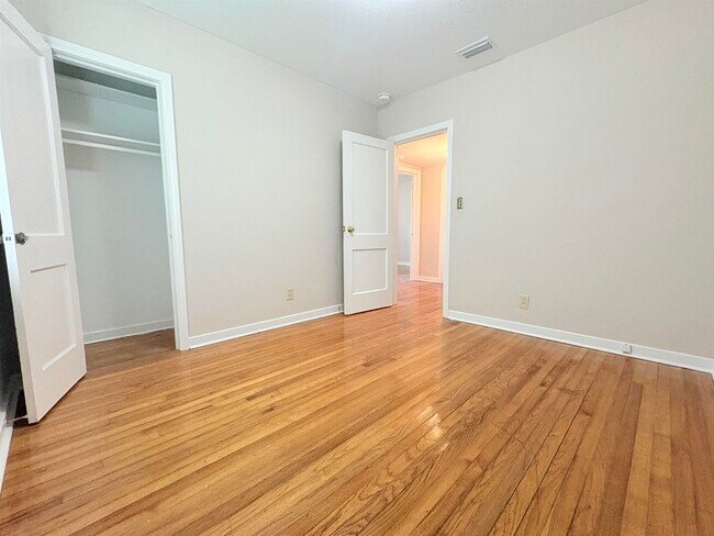 Building Photo - 606 Collins Dr