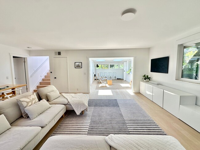 Building Photo - Stunning Sun Valley Home