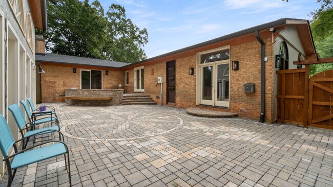 Building Photo - 5745 Riviere Dr