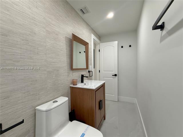 Building Photo - 927 SW 18th Ave