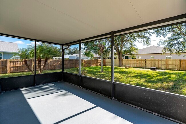 Building Photo - 2056 SW Grant Ave