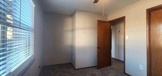 Building Photo - 907 NE Tortoise Dr