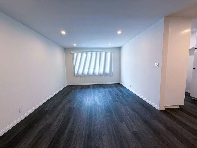 Building Photo - 525 Fischer, 1