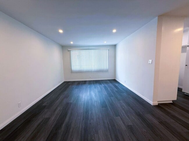 Building Photo - 525 Fischer, 1