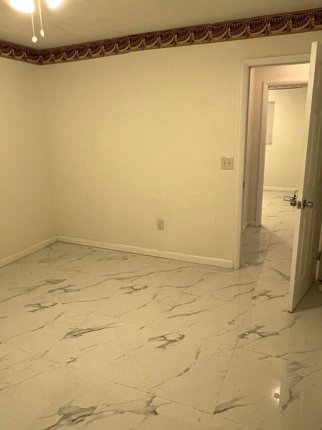 Building Photo - 911 S B St