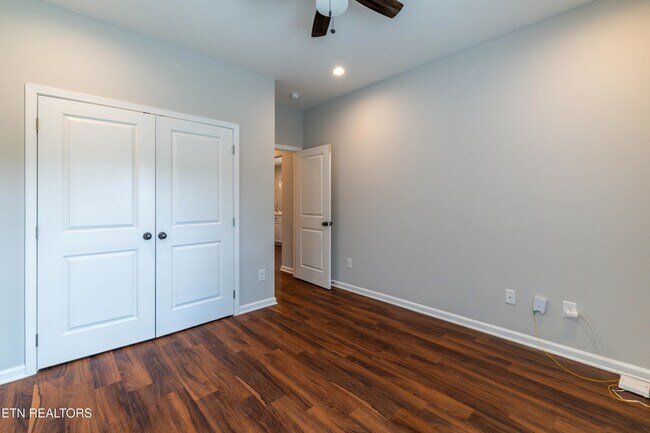 Building Photo - 619 Midlake Dr NE