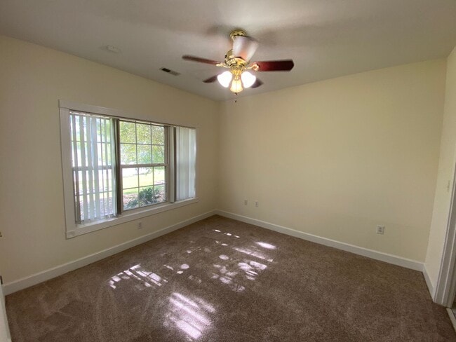 Building Photo - Pristine move in ready Condo located in He...