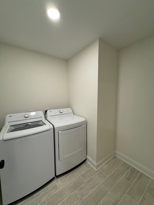 Building Photo - GORGEOUS NEW CONSTRUCTION GARDEN UNIT-PARK...