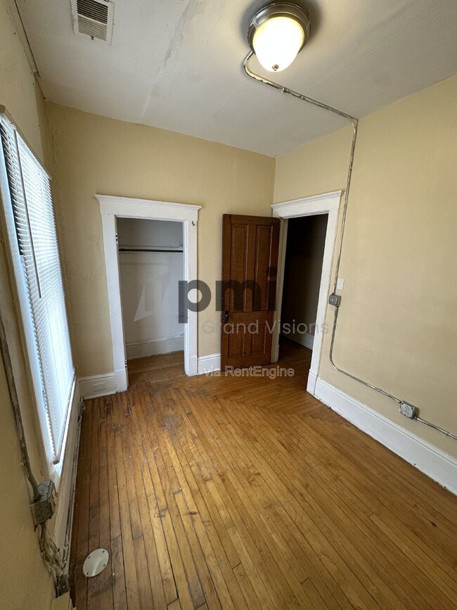 Building Photo - 601 Monroe Ave