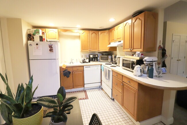 Primary Photo - 1090 Beacon St
