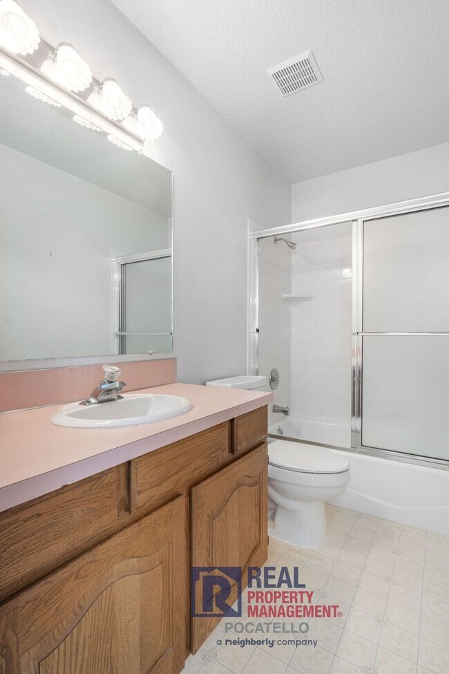 Building Photo - 4 bedroom 3 bathroom - 2 car garage -This is a must see home!