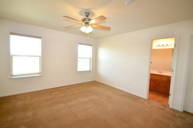 Building Photo - GREAT 3 BED/2 BATH HOME IN SKYLINE RIDGE- ...