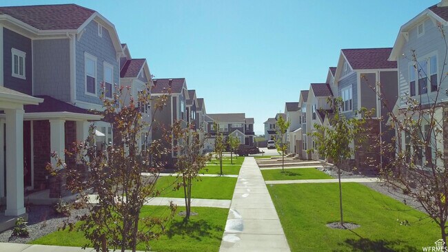 Building Photo - 10078 Loblobby Ln