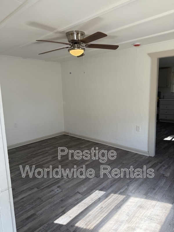 Building Photo - 106 Moore St