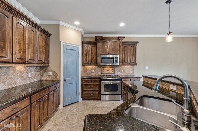 Building Photo - Beautiful 3 bedrooms 2 bathrooms In South ...