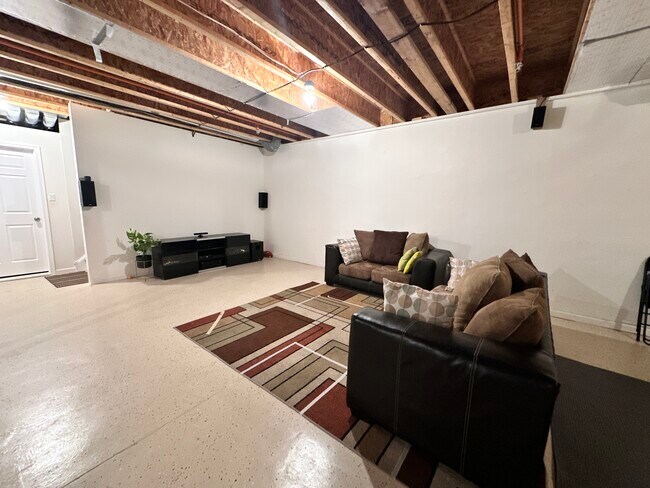 Building Photo - 126 Iron Hill Way