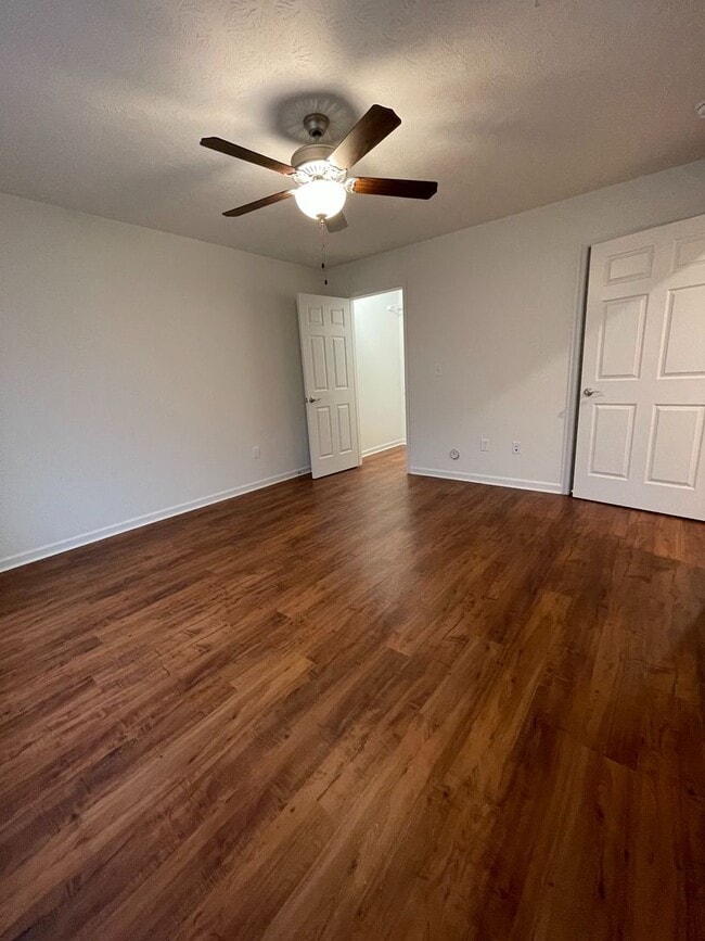 Building Photo - Like New One Bedroom Garden Apartment