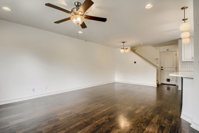 Building Photo - Beautiful 3 bedroom townhome in Central Pa...