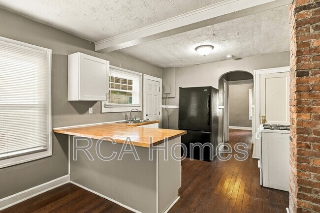 Building Photo - 1126 E Bradbury Ave