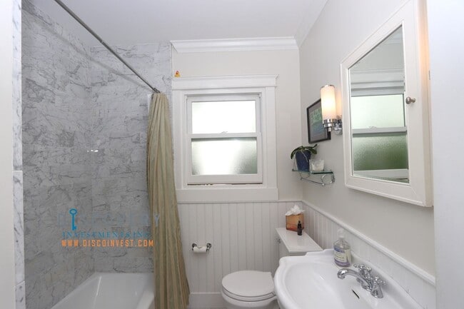 Building Photo - Sophisticated Piedmont Colonial with Enclosed Yard