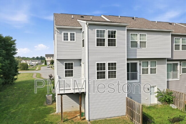Building Photo - 100 Bertelli Ct