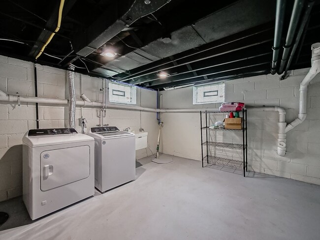 Building Photo - AVAILABLE NOW! Beautiful 3-Bedroom Waterfr...