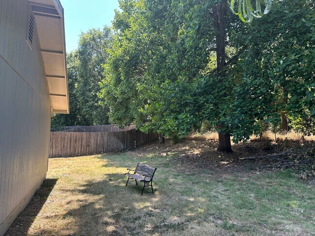 Building Photo - Well maintained home in desirable neighbor...