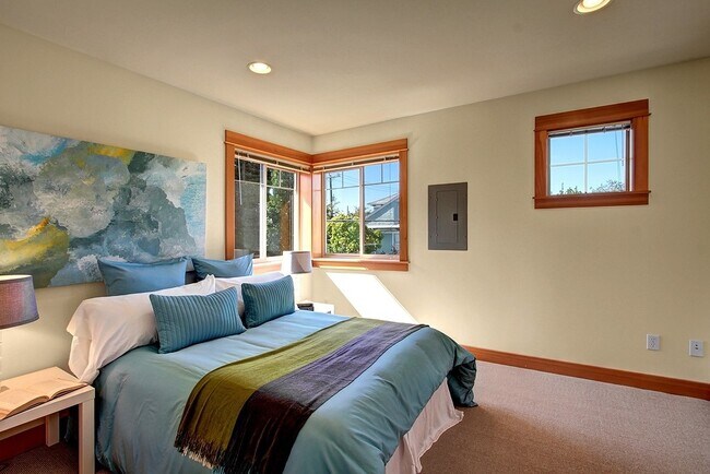 Building Photo - Beacon Hill Townhouse