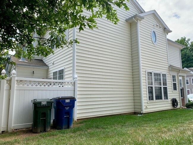 Building Photo - 2 Bed | 2.5 Bath End Unit Townhome in Rale...