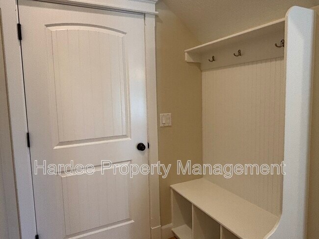Building Photo - 573 E Halpin Dr