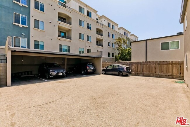 Building Photo - 1606 S Bundy Dr